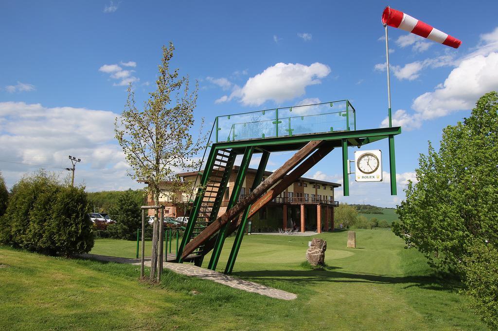 Areal Botanika Hotel Unhošť Екстериор снимка