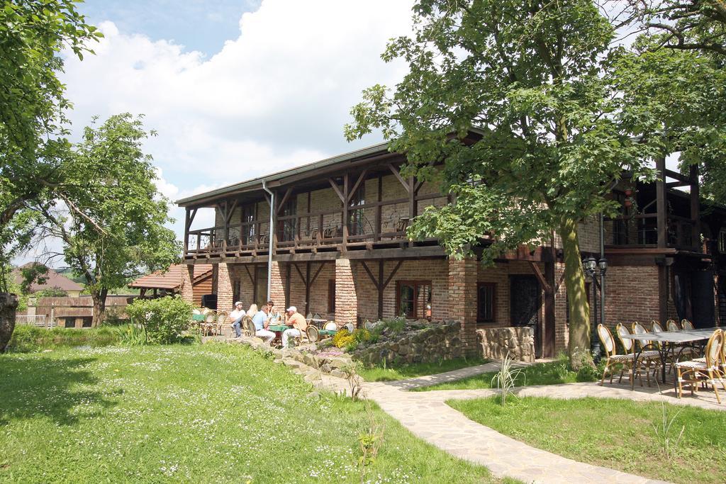 Areal Botanika Hotel Unhošť Екстериор снимка